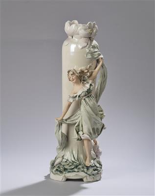 Blütenförmige Vase mit tanzender Mädchenfigur, Modellnummer: 486, Porzellanfabrik Royal Dux, um 1900/1910 - Jugendstil and 20th Century Arts and Crafts
