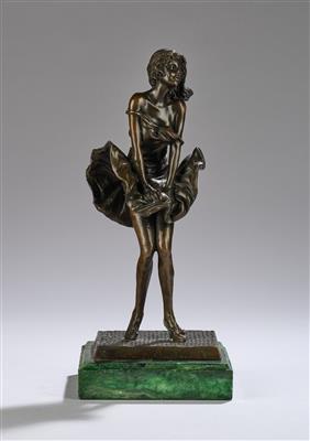 Bronzefigur einer Dame mit Kleid, spätere Ausführung von F. Rude - Kleinode des Jugendstils und angewandte Kunst des 20. Jahrhunderts