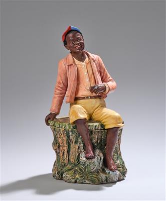 Deckeldose in Form eines jungen Mannes mit Mütze, der auf einem Baumstumpf sitzt, Majolikafabrik Bernhard Bloch, Eichwald, um 1900 - Kleinode des Jugendstils und angewandte Kunst des 20. Jahrhunderts