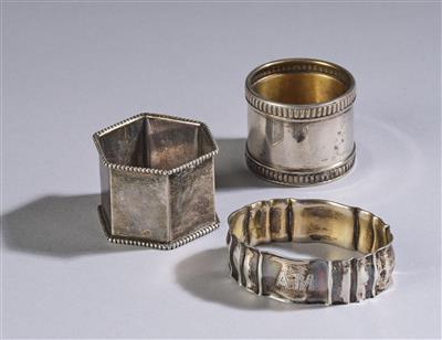 Drei unterschiedliche Serviettenringe aus Silber, davon zwei Serviettenringe von der Firma Alexander Sturm, Wien, um 1922 - Secese a umění 20. století