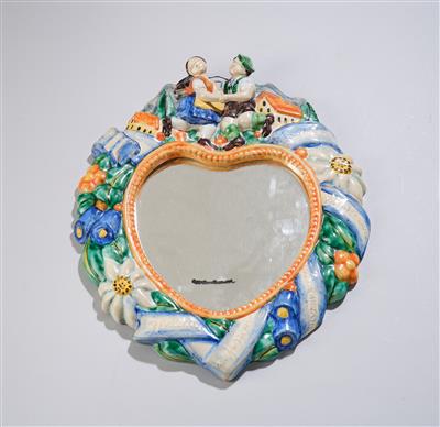 Herzförmiger Spiegel aus Keramik mit Trachtenpaar, Häusern und floralen Motiven, Modellnummer: 950, Gmundner Keramik, 1950-80 - Jugendstil e arte applicata del XX secolo