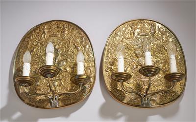 Paar Wandappliken aus Messing mit antikisierenden Motiven mit jeweils drei Leuchterarmen, um 1940/60 - Kleinode des Jugendstils und angewandte Kunst des 20. Jahrhunderts