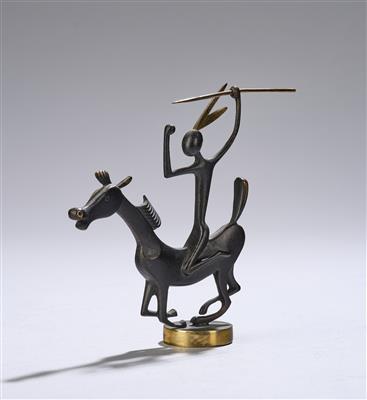 Pferd mit Reiter (männliche Figur eines Native American mit Federschmuck und Speer), Modellnummer: 9233, Erstausführung: 1951, Ausführung: Werkstätten Hagenauer, Wien - Jugendstil and 20th Century Arts and Crafts