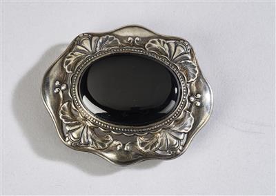 Silberbrosche mit floralem Dekor und großem Oval aus schwarz erscheinendem Glas, Hermann Bauer, Schwäbisch Gmünd, um 1900/15 - Kleinode des Jugendstils und angewandte Kunst des 20. Jahrhunderts