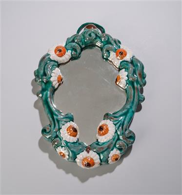 Spiegelrahmen in floral abstrahierter Rocailleform mit reliefierten Margeritenblüten und Spiegel, Entwurf: um 1920/35 - Jugendstil and 20th Century Arts and Crafts