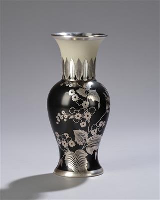 Vase mit stilisierter floraler, galvanischer Silberauflage, Firma Philipp Rosenthal  &  Co., Selb, Bavaria, um 1930/40 - Jugendstil e arte applicata del XX secolo