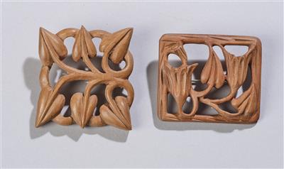 Zwei unterschiedliche Broschen aus Holz mit Floraldekor, in der Art der Wiener Werkstätte - Jugendstil e arte applicata del XX secolo