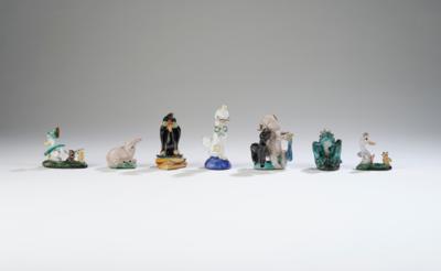 Set of seven animal figures: a raven on books, a duck with glasses, a duck family, a frog prince, a duck and a chick, a little lamb, a ram with sheep, Anzengruber or in the manner of Anzengruber, Vienna, c. 1950 - Kleinode des Jugendstils: „Tiere & Fabelwesen“ aus einer Wiener Privatsammlung
