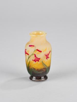 Kleine Vase mit Glockenblumen in verschiedenen Farben, Daum, Nancy, um 1920 - Kleinode des Jugendstils und angewandte Kunst des 20. Jahrhunderts