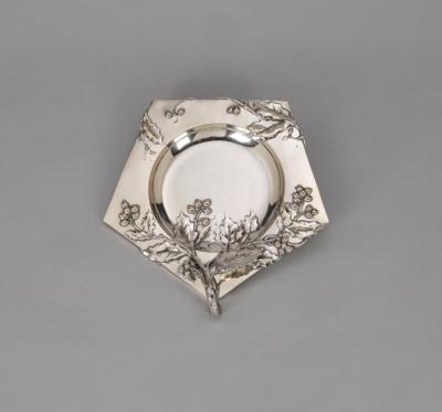 A handled bowl made of silver, with raised branches with leaves and berries, Vinzenz Carl Dub, Vienna, by May 1922 - Jugendstil and 20th Century Arts and Crafts