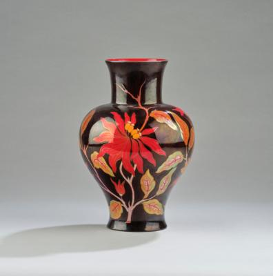 A vase with floral motifs in a Japanese style, Zsolnay, Pécs - Secese a umění 20. století