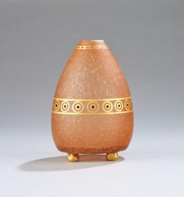 A gilt ovoid vase with spherical feet, c. 1920/30 - Secese a umění 20. století