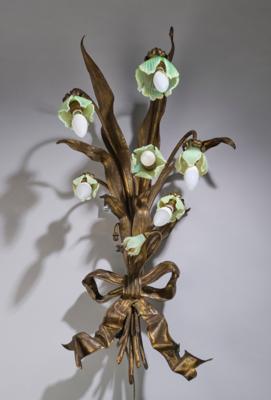 A large floral wall lamp made of brass with seven blossom-shaped lampshades, c. 1900/20 - Jugendstil e arte applicata del XX secolo