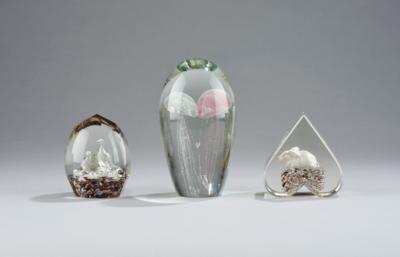 Two Bohemian paperweights with animal motifs, c. 1900/30 and a modern paperweight with a jellyfish motif - Secese a umění 20. století