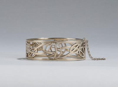 A sterling silver bracelet with decoration in the manner of Charles Rennie Mackintosh, Carrick Jewellery Ltd, Edinburgh, c. 1990 - Secese a umění 20. století