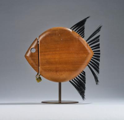 A fish-shaped walnut money box, model number 4946, Carl Auböck, Vienna, c. 1960 - Jugendstil e arte applicata del XX secolo