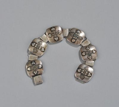 A silver bracelet with ornament and heart decoration in relief, Hilde Vollers, Hamburg, c. 1930 - Jugendstil e arte applicata del XX secolo