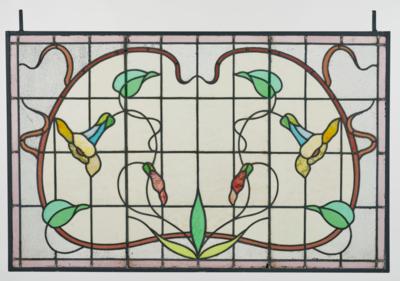 Großes rechteckiges Glasfenster in Bleiverglasung mit arabesker Formgebung und schwingendem Blütendekor, um 1900/1920 - Kleinode des Jugendstils & Angewandte Kunst des 20. Jahrhunderts