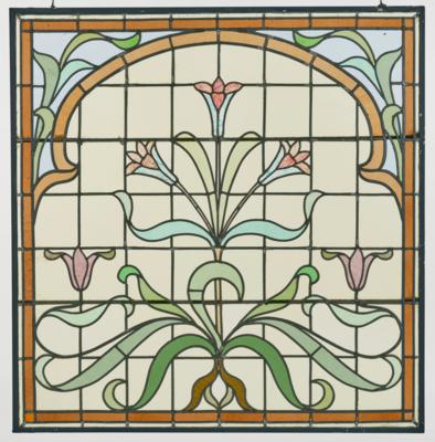 Großes rechteckiges Glasfenster mit Trompetenblumen und arabesk gestaltetem Bogen in Bleiverglasung, um 1900/1920 - Kleinode des Jugendstils & Angewandte Kunst des 20. Jahrhunderts