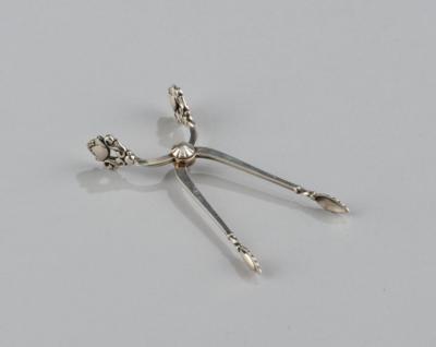 Jan Rohde (1856-1935), sugar tongs made of sterling silver, model 'Acorn' and 'Konge' (king), designed in 1915, executed by Georg Jensen, Denmark, as of 1945 - Jugendstil e arte applicata del XX secolo