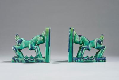 A pair of book ends with lateral ashtrays and a kid, Porzellanfabrik W. Goebel, Oeslau, c. 1920/35 - Secese a umění 20. století