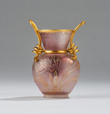 Vase mit Tulpendekor mit seitlichen Metallbügeln, Daum, Nancy, um 1895 - Kleinode des Jugendstils & Angewandte Kunst des 20. Jahrhunderts