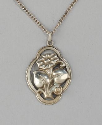 A silver pendant with floral motifs, designed in around 1915 - Jugendstil e arte applicata del XX secolo