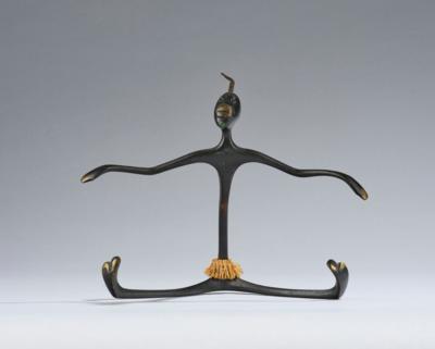 A seated male figure with outstretched arms (pretzel holder), Werkstätte Hagenauer, Vienna - Jugendstil e arte applicata del XX secolo