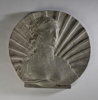 Fächerförmiges Steinrelief mit einer Frauenbüste im Profil, nach Domenico Bacci, 1923 - Kleinode des Jugendstils & Angewandte Kunst des 20. Jahrhunderts