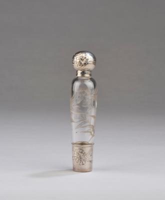 A bottle with silver mount and floral motifs, Paris, c. 1900 - Jugendstil e arte applicata del XX secolo