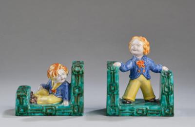 A pair of book ends with standing and seated male figurines, Gmundner Keramik, by c. 1947 - Secese a umění 20. století