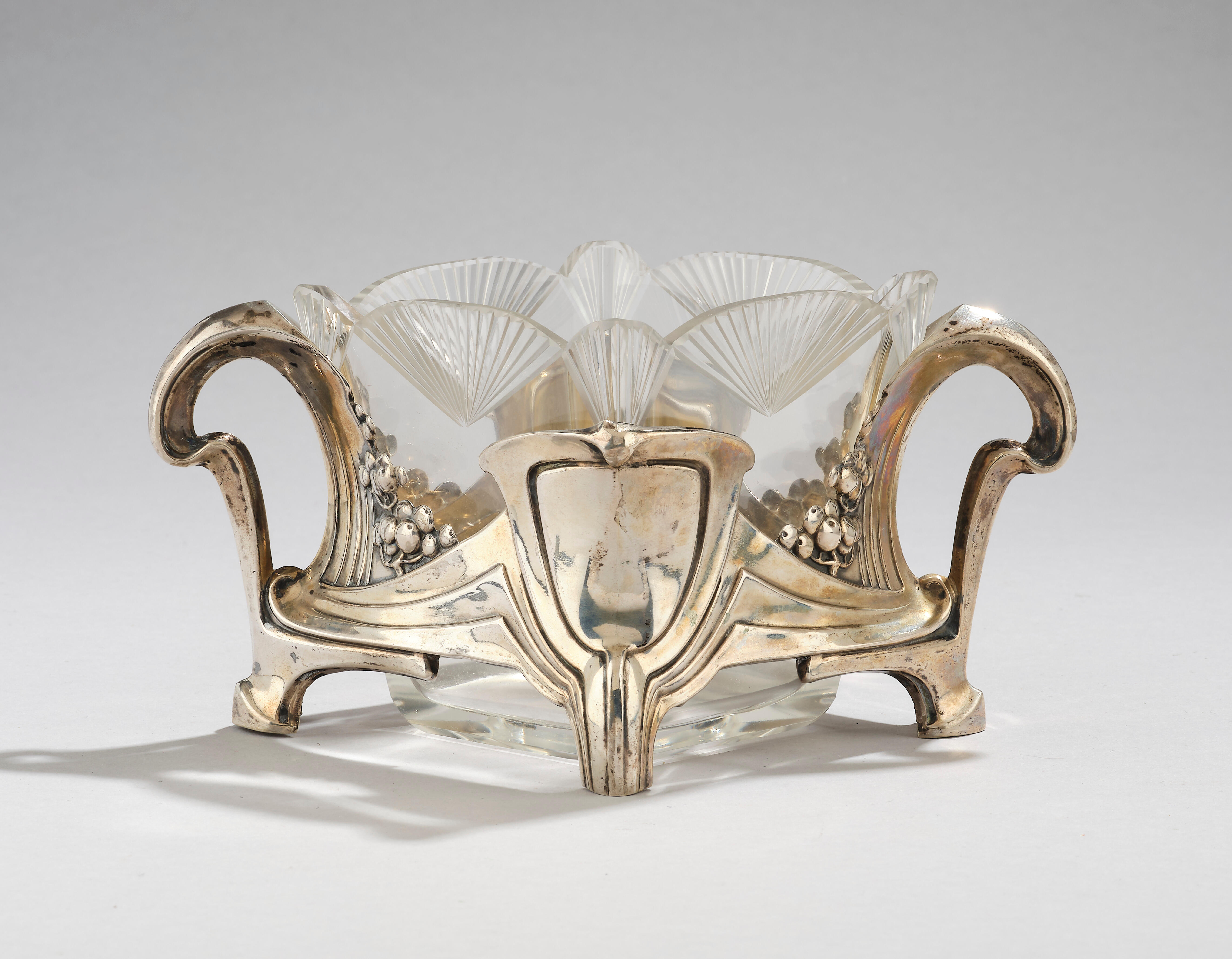 A silver jardinière with berry decor, Otto Hintze, Hamburg, c. 1900 -  Jugendstil and 20th Century Arts and Crafts 2024/01/19 - Realized price:  EUR 360 - Dorotheum