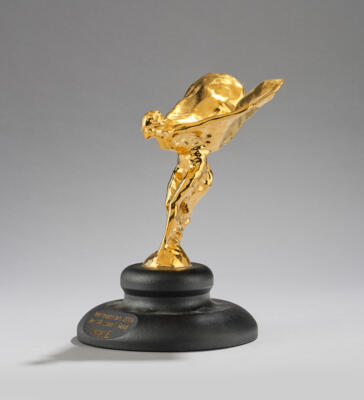 “Flying Lady”, a gilt figure, after a design by Charles Sykes for the Rolls Royce hood ornament: “Spirit of Ecstasy” - Jugendstil e arte applicata del XX secolo
