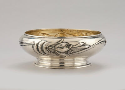 A footed bowl made of silver with tulips, Eduard Friedmann, Vienna, c. 1900/15 - Jugendstil and 20th Century Arts and Crafts
