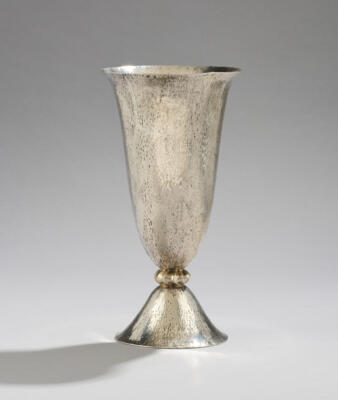 A footed vase made of silver, Alexander Sturm, Vienna, as of May 1922 - Jugendstil e arte applicata del XX secolo