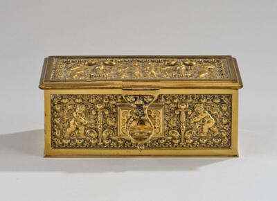 A gilt brass box with putti depiction and arabesque decorations, Erhard  &  Söhne, Schwäbisch Gmünd, c. 1900 - Jugendstil e arte applicata del XX secolo