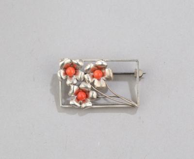 A 935-silver brooch with floral decoration set with coral, Vienna, c. 1925 - Jugendstil e arte applicata del XX secolo