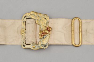 A gilt brass belt buckle, polychrome enamelled, relief with peacock and arabesque decoration, France, c. 1900 - Jugendstil e arte applicata del XX secolo