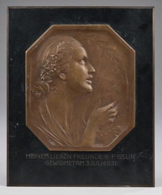 Ludwig Hujer, Messingrelief mit singender und Lyra spielenden Frauenfigur, Darstellung im Profil, um 1910/30 - Kleinode des Jugendstils & Angewandte Kunst des 20. Jahrhunderts