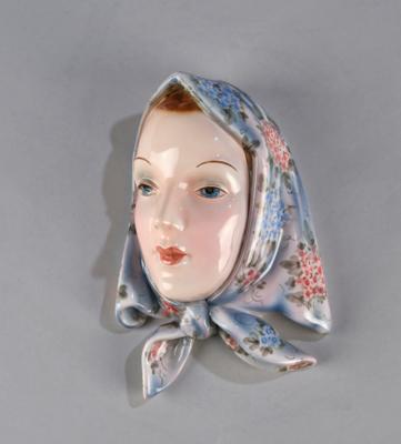 A wall mask: female head with headscarf (“Maske mit Kopftuch”), model number 8328M, designed in around 1938, executed by Manufaktur Josef Schuster, formerly Friedrich Goldscheider, as of 1941 - Jugendstil e arte applicata del XX secolo