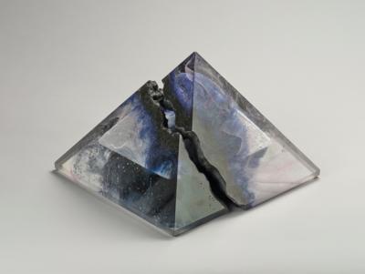 Colin Reid (GB, geb. 1953), zweiteiliges Glasobjekt in Pyramidenform, 1996 - Kleinode des Jugendstils & Angewandte Kunst des 20. Jahrhunderts