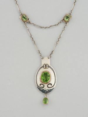 A 950-silver necklace with hammered decoration and peridot, Murrle Bennett & Co., c. 1900/15 - Jugendstil e arte applicata del 20 secolo
