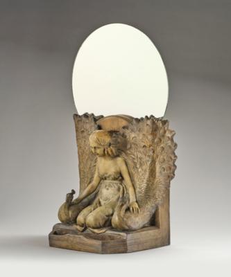 Jan Lausman (Cennik, 1921), Toilettgarnitur: Frauenfigur mit zwei Pfauen und einem Spiegel, Modellnummer: 149, V. D. K. Bechyne - Kleinode des Jugendstils & Angewandte Kunst des 20. Jahrhunderts