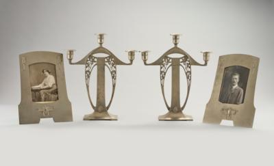 Paar Kerzenleuchter, Württembergische Metallwarenfabrik (WMF), bis 1903 sowie zwei aufstellbare Bilderrahmen, um 1910 - Kleinode des Jugendstils & Angewandte Kunst des 20. Jahrhunderts