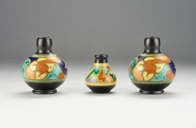 Paar Vasen und eine kleine Vase mit floralen Dekoren, Gouda, Holland, um 1915 - Kleinode des Jugendstils & Angewandte Kunst des 20. Jahrhunderts