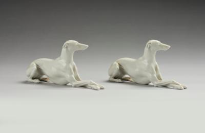 Robert Ullmann, two greyhounds, model number 219, designed in 1936, executed by Vienna Porcelain Manufactory Augarten, after World War II - Jugendstil e arte applicata del 20 secolo