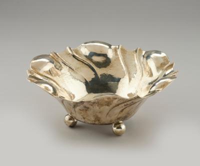 A silver bowl with hammered decoration, c. 1902-1922 - Jugendstil e arte applicata del 20 secolo