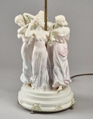 Stehlampe mit tanzendem Frauenreigen und einem Blütenkranz, Böhmen, um 1925 - Kleinode des Jugendstils & Angewandte Kunst des 20. Jahrhunderts