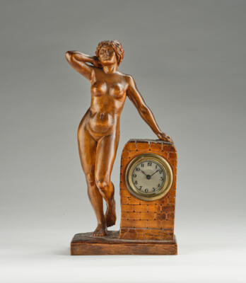 A wood table clock with a female nude, c. 1920 - Jugendstil e arte applicata del 20 secolo