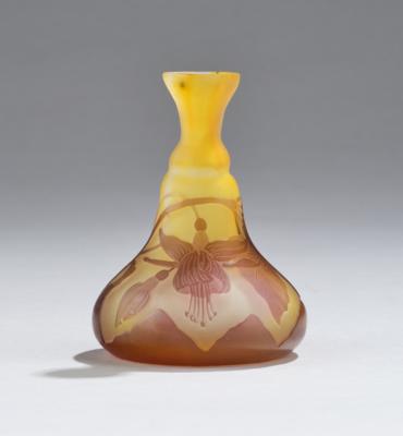 Vase mit Fuchsien, Emile Gallé, Nancy, um 1920 - Kleinode des Jugendstils & Angewandte Kunst des 20. Jahrhunderts